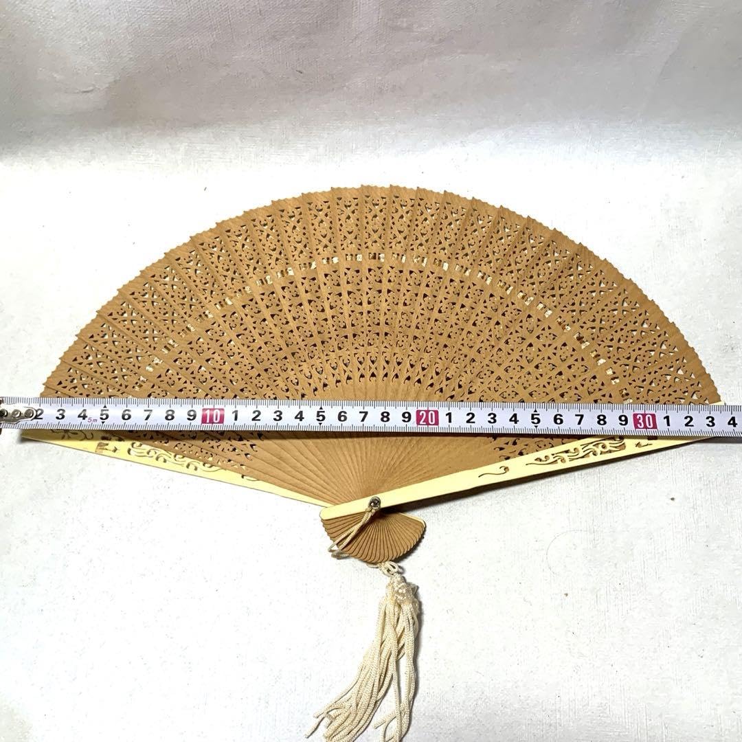 高級　天然　白檀　総白檀扇子　透かし彫り　扇子 ケース付き　象牙風親骨 Amazon.co.jp: 高級 天然 白檀 総白檀扇子 透かし彫り 扇子